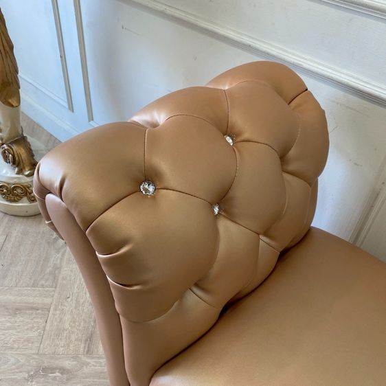 เก้าอี้อาร์มแชร์ ขาไม้ เบาะหนัง ดึงกระดุม สีโรสโกลด์ รูปที่ 5