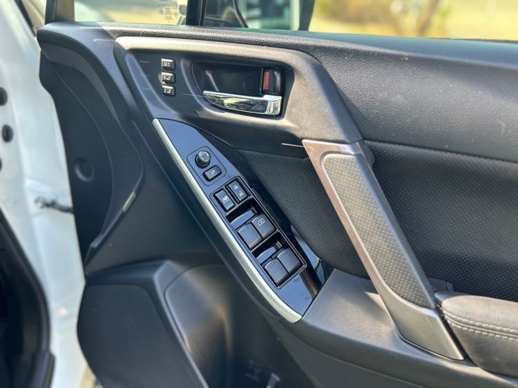 Subaru Forester 2016 2.0 i-P 4WD Utility-car เบนซิน ไม่ติดแก๊ส เกียร์อัตโนมัติ ขาว รูปที่ 3