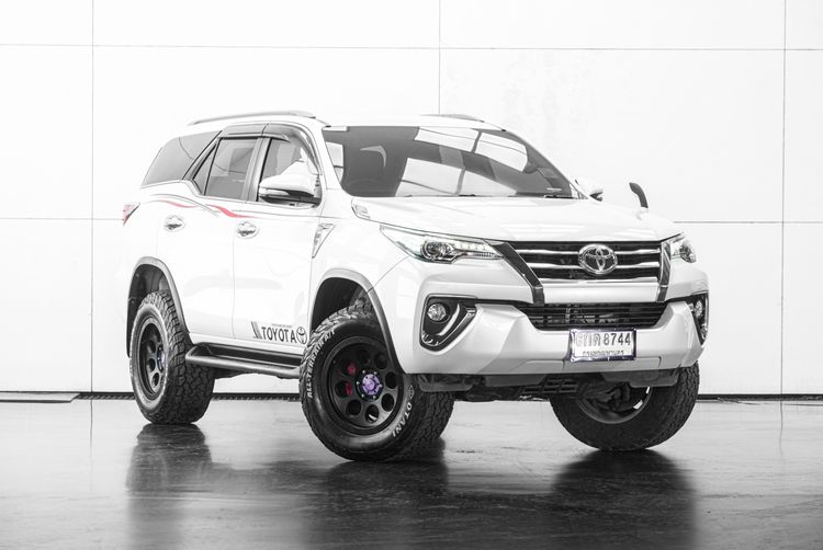 รถ Toyota Fortuner 2.4 V สี ขาว