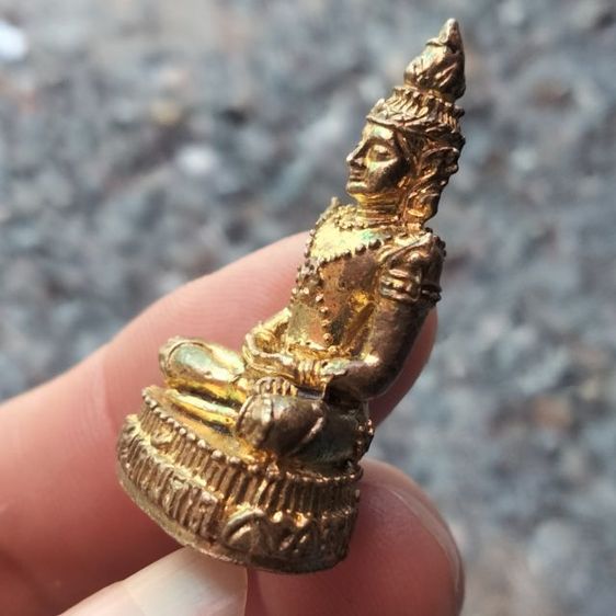 หลวงปู่หมุน ฐิตสีโล พระแก้วมรกต รุ่น มหาฐิตสีโล รุ่นนรวยทันใจ เนื้อทองแดง จัดสร้างปี ๒๕๖๑ ตอกโค๊ต และเลข ๒๗๑๙ 
 รูปที่ 4