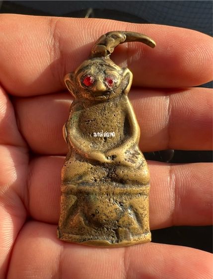 งั่งตาแดง หน้าลิง ฐานตัน