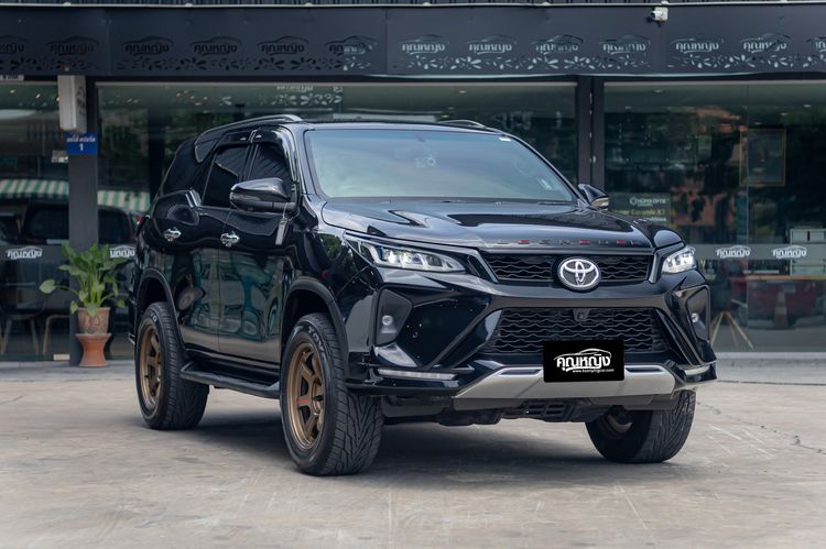 รถ Toyota Fortuner 2.4 Legender 4WD สี ดำ