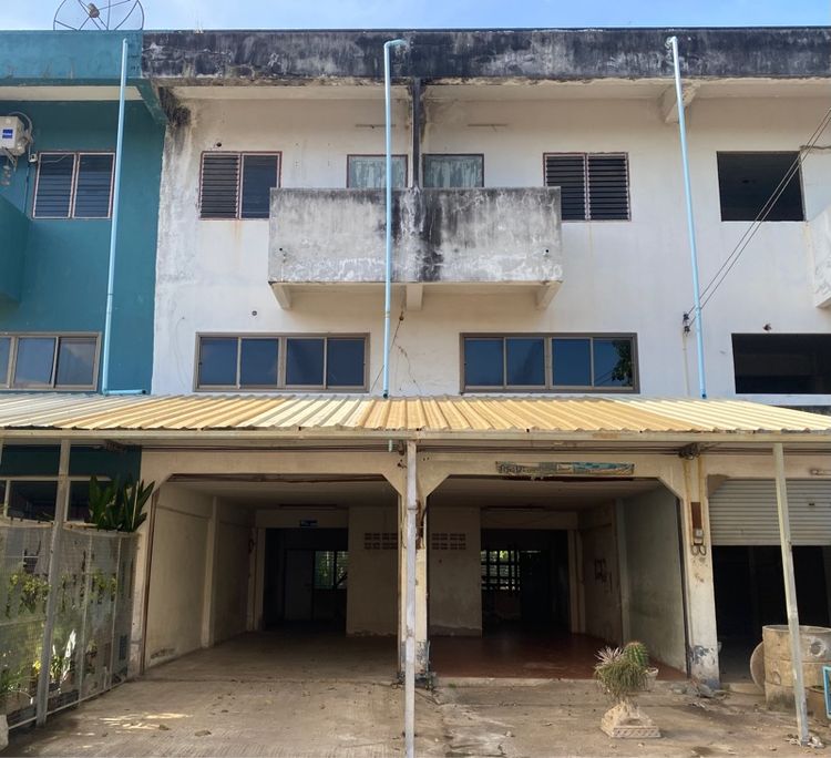 ตึกแถว 3 ชั้น และ ดาดฟ้า