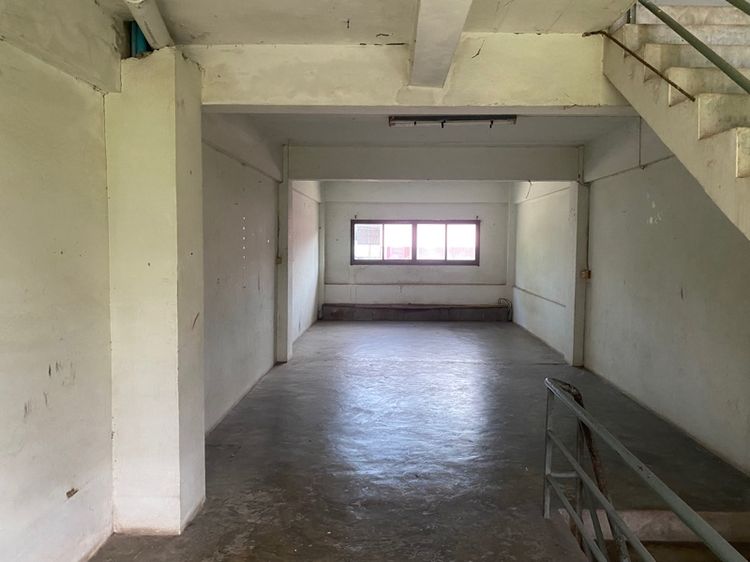 ไม่ใช่ ตึกแถว 3 ชั้น และ ดาดฟ้า รูปที่ 3