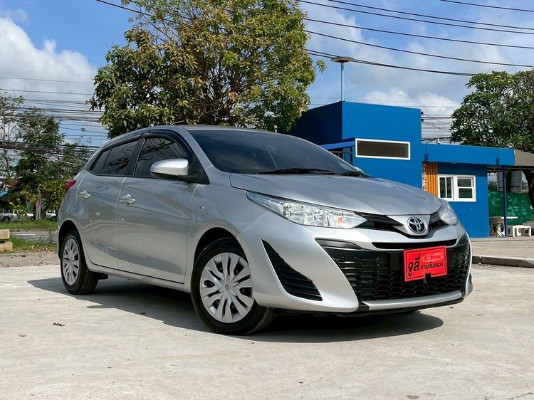 รถ Toyota Yaris 1.2 J สี เทา