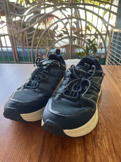 รองเท้าผ้าใบ