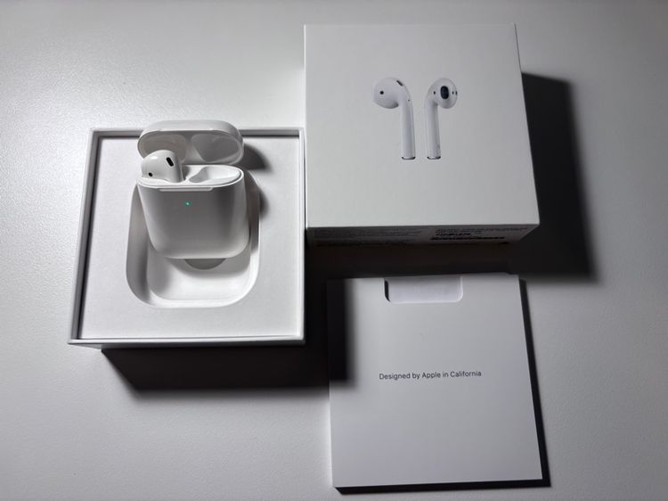 Apple AirPods 2 with wireless charging case