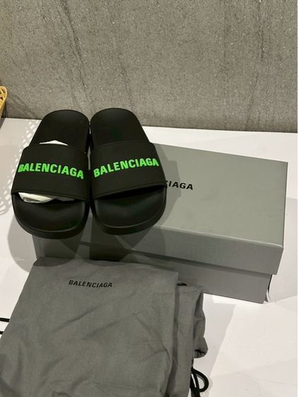 รองเท้าแตะ Balenciaga 