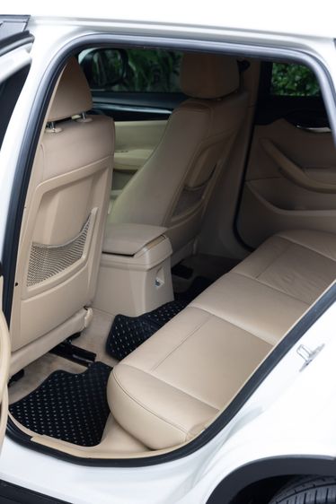 BMW X1 2011 2.0 sDrive18i Sedan เบนซิน ไม่ติดแก๊ส เกียร์อัตโนมัติ ขาว รูปที่ 2