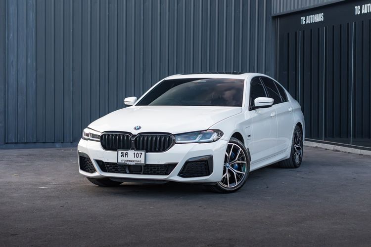 BMW Series 5 2024 530e Sedan ปลั๊กอินไฮบริด (PHEV) ไม่ติดแก๊ส เกียร์อัตโนมัติ ขาว รูปที่ 3