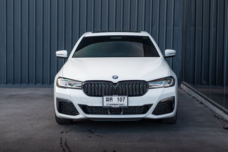 BMW Series 5 2024 530e Sedan ปลั๊กอินไฮบริด (PHEV) ไม่ติดแก๊ส เกียร์อัตโนมัติ ขาว รูปที่ 2