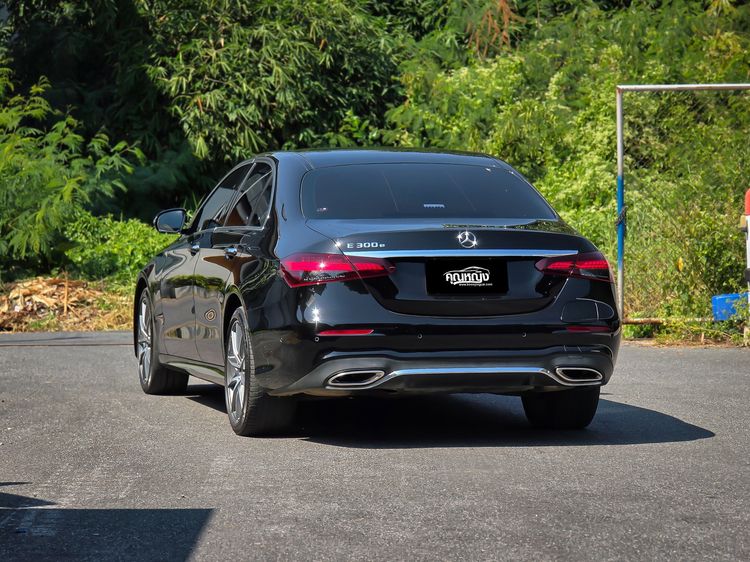 Mercedes-Benz E-Class 2022 E300e Sedan ปลั๊กอินไฮบริด (PHEV) ไม่ติดแก๊ส เกียร์อัตโนมัติ ดำ รูปที่ 2
