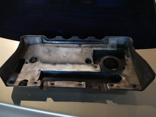 ฝาครอบ​ เครื่องยนต์​  มีตำหนิบ้าง