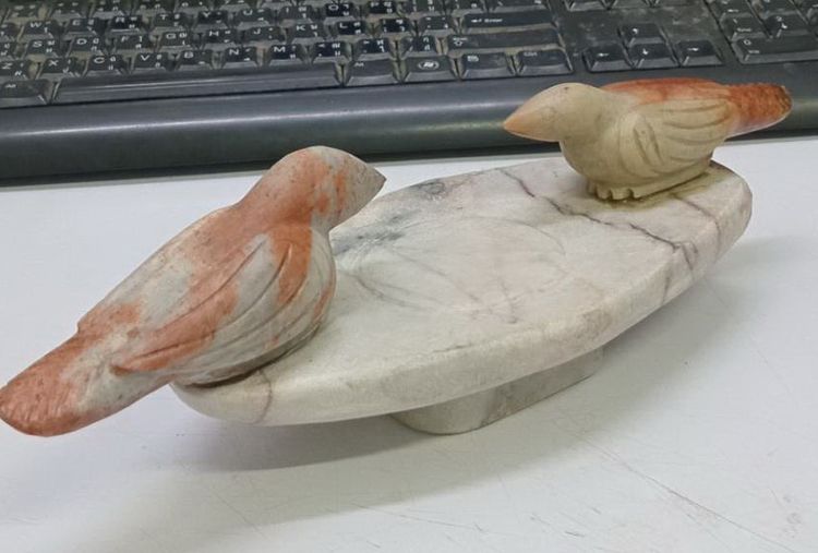 3029-นกสาริกาคู่เนื้อหินแกะ หลวงพ่อสนิท วัดลำบัวลอย ชิ้นใหญ่ มีน้ำหนัก ขนาดกว้างยาว 3.5x10.5 นิ้ว สูงรวมประมาณ 3 นิ้ว รูปที่ 2