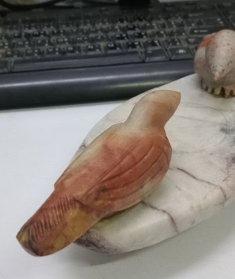 3029-นกสาริกาคู่เนื้อหินแกะ หลวงพ่อสนิท วัดลำบัวลอย ชิ้นใหญ่ มีน้ำหนัก ขนาดกว้างยาว 3.5x10.5 นิ้ว สูงรวมประมาณ 3 นิ้ว รูปที่ 14