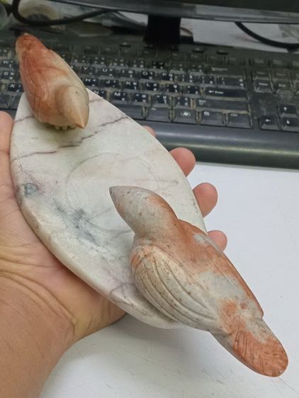 3029-นกสาริกาคู่เนื้อหินแกะ หลวงพ่อสนิท วัดลำบัวลอย ชิ้นใหญ่ มีน้ำหนัก ขนาดกว้างยาว 3.5x10.5 นิ้ว สูงรวมประมาณ 3 นิ้ว รูปที่ 6