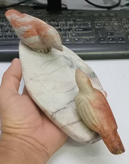 3029-นกสาริกาคู่เนื้อหินแกะ หลวงพ่อสนิท วัดลำบัวลอย ชิ้นใหญ่ มีน้ำหนัก ขนาดกว้างยาว 3.5x10.5 นิ้ว สูงรวมประมาณ 3 นิ้ว รูปที่ 18