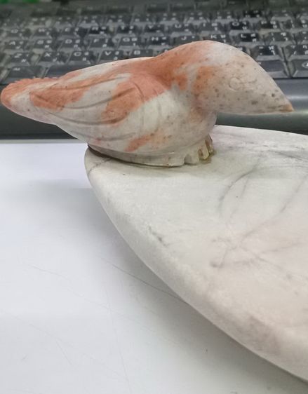 3029-นกสาริกาคู่เนื้อหินแกะ หลวงพ่อสนิท วัดลำบัวลอย ชิ้นใหญ่ มีน้ำหนัก ขนาดกว้างยาว 3.5x10.5 นิ้ว สูงรวมประมาณ 3 นิ้ว รูปที่ 12