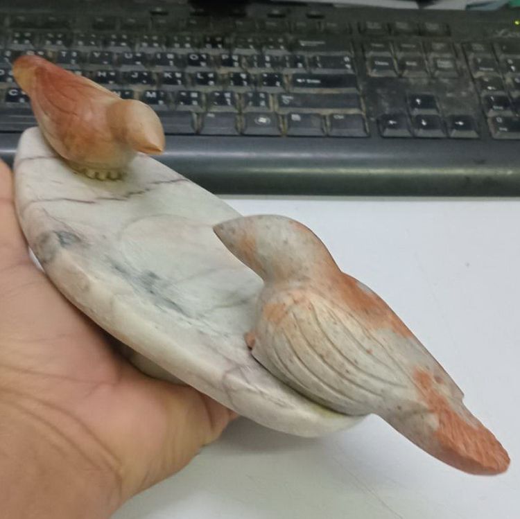 3029-นกสาริกาคู่เนื้อหินแกะ หลวงพ่อสนิท วัดลำบัวลอย ชิ้นใหญ่ มีน้ำหนัก ขนาดกว้างยาว 3.5x10.5 นิ้ว สูงรวมประมาณ 3 นิ้ว รูปที่ 17