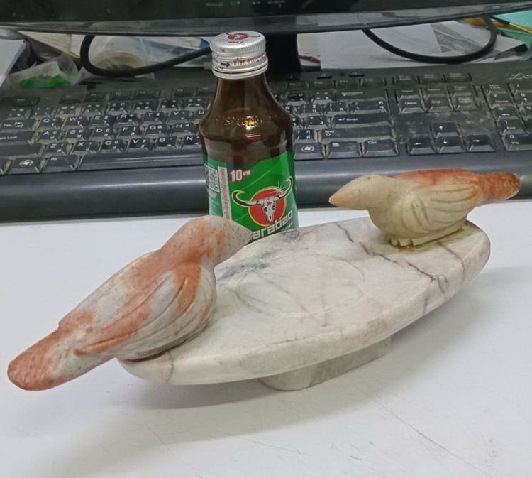 3029-นกสาริกาคู่เนื้อหินแกะ หลวงพ่อสนิท วัดลำบัวลอย ชิ้นใหญ่ มีน้ำหนัก ขนาดกว้างยาว 3.5x10.5 นิ้ว สูงรวมประมาณ 3 นิ้ว รูปที่ 15