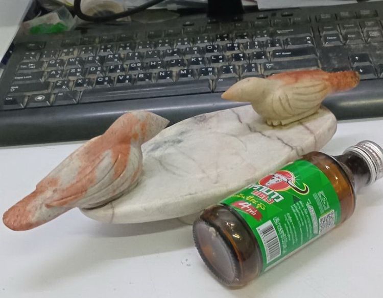 3029-นกสาริกาคู่เนื้อหินแกะ หลวงพ่อสนิท วัดลำบัวลอย ชิ้นใหญ่ มีน้ำหนัก ขนาดกว้างยาว 3.5x10.5 นิ้ว สูงรวมประมาณ 3 นิ้ว รูปที่ 5