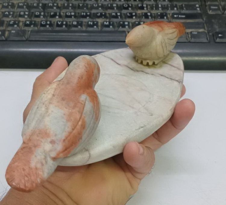 3029-นกสาริกาคู่เนื้อหินแกะ หลวงพ่อสนิท วัดลำบัวลอย ชิ้นใหญ่ มีน้ำหนัก ขนาดกว้างยาว 3.5x10.5 นิ้ว สูงรวมประมาณ 3 นิ้ว รูปที่ 16