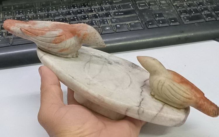 3029-นกสาริกาคู่เนื้อหินแกะ หลวงพ่อสนิท วัดลำบัวลอย ชิ้นใหญ่ มีน้ำหนัก ขนาดกว้างยาว 3.5x10.5 นิ้ว สูงรวมประมาณ 3 นิ้ว รูปที่ 3