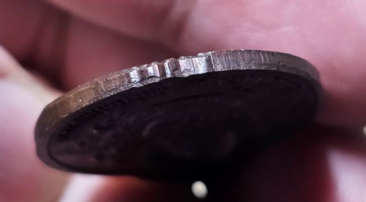 เหรียญหลวงปู่แหวน สุจิณโณ หลัง ภปร. รุ่นสร้างตึกพยาบาล ปี 2521 รูปที่ 6