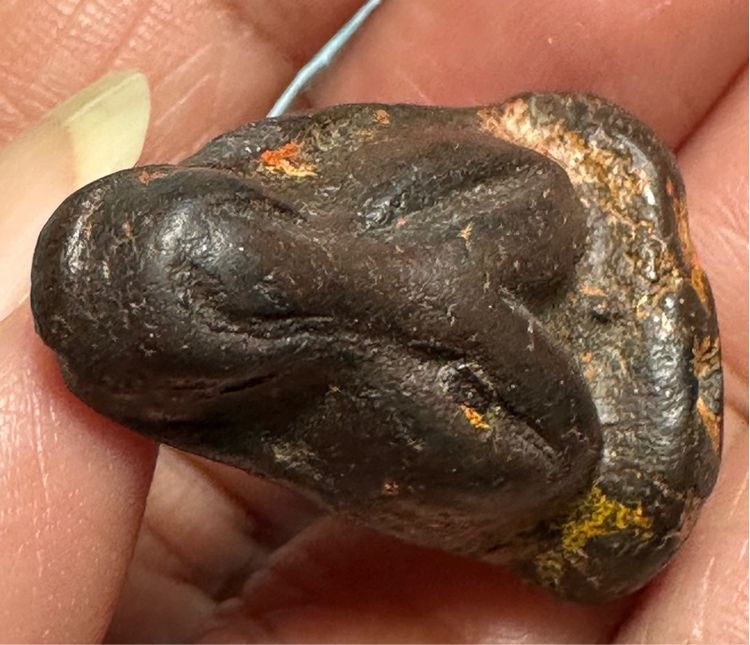 พระปิดตาเนื้อผงคลุกรัก เก่า ไม่ทราบที่ รูปที่ 5