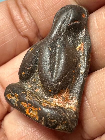 พระปิดตาเนื้อผงคลุกรัก เก่า ไม่ทราบที่ รูปที่ 11