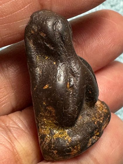 พระปิดตาเนื้อผงคลุกรัก เก่า ไม่ทราบที่ รูปที่ 3