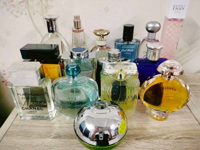 น้ำหอมแบรนด์เนมแท้มีตำหนิเล็กน้อยลดราคาพิเศษ สอบถาทตำหนิก่อนโอน สินค้ามีอย่างละขวดหมดแล้วหมดเลย ราคาอยู่ในรูปนะคะ