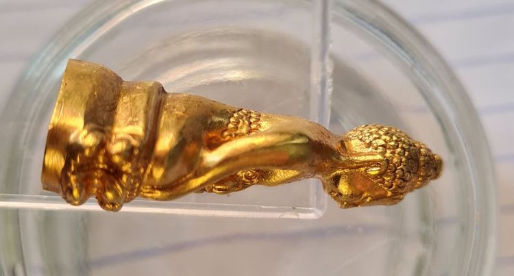 🟠013กริ่งลป.ทิม มีตอกโค๊ต เลข ๑๕ มีจารยันต์ เนื้อสีทองเก่า พระบ้านคุณตาสะสมไว้นานแล้วค่ะ รูปที่ 6