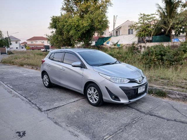 รถ Toyota Yaris 1.2 E สี เทา
