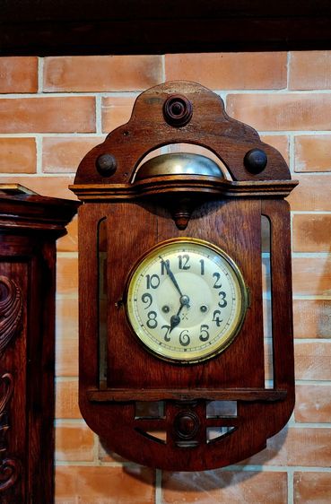 นาฬิกาเก่า นาฬิกาเยอรมัน ยี่ห้อ ศรไขว้ตีระฆังบน