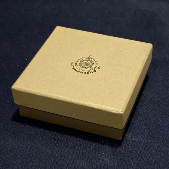 เหรียญทองคำเงา 16000 บาท (หนัก 15 กรัม) ที่ระลึกฉลองพระชนมายุ 5 รอบ เจ้าฟ้าจุฬาภรณ์ พ.ศ.2560 พร้อมกล่อง และใบเซอร์ รูปที่ 10