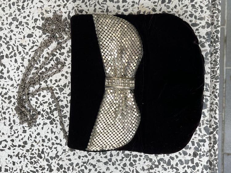 กระเป๋าสะพายผ้ากำมะหยี่ดำ 