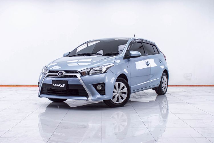 รถ Toyota Yaris 1.2 E สี ฟ้า