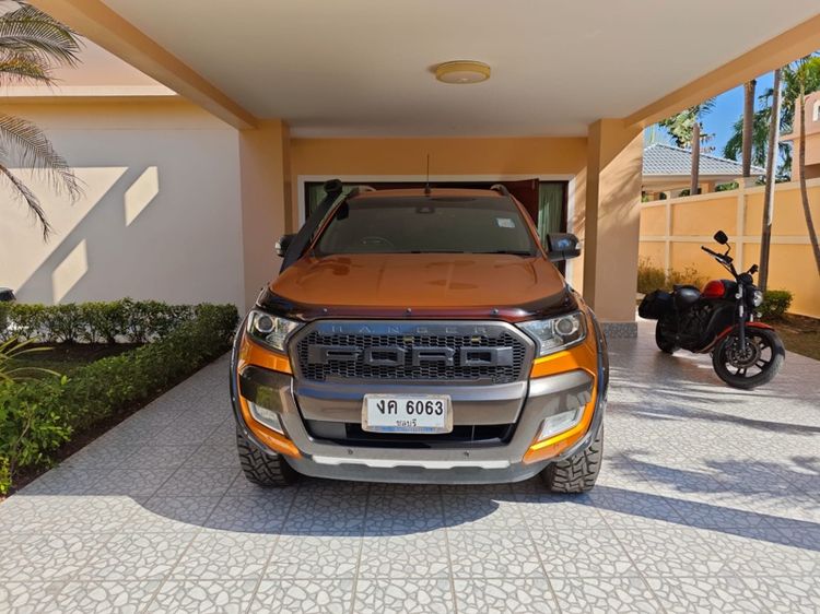 รถ Ford Ranger 2.2 Wildtrak 4WD สี ส้ม