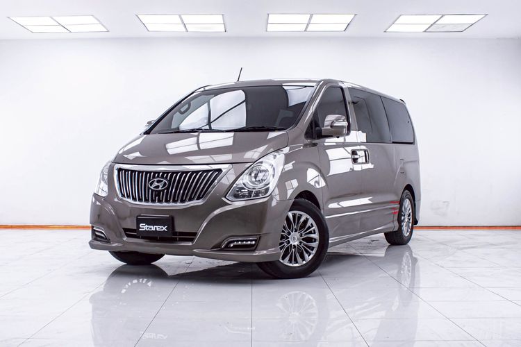 รถ Hyundai Grand Starex 2.5 VIP สี น้ำตาล