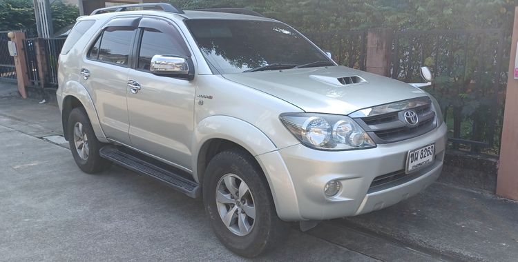 รถ Toyota Fortuner 3.0 V 4WD สี บรอนซ์เงิน