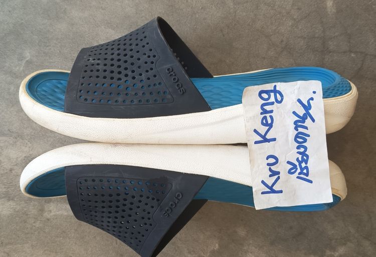 500 บาทรวมส่ง เหมาๆ รองเท้า crocs แท้ๆ 2 คู่รวมส่ง สภาพใหม่เก่าเก็บ (พร้อมส่งนัดรับเชียงคาน จ.เลย) รูปที่ 3