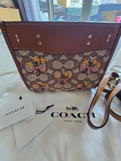 กระเป๋าcoach มือ1ออกห้างขนาด ก้วาง10ซม สูง14.5ซม ยาว17ซม มีช่องใส่ของ3ช่องสภาพใหม่99เปอร์เซ็น