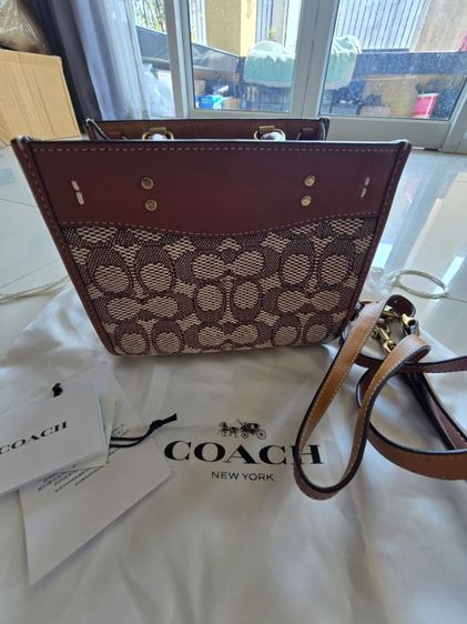 กระเป๋าcoach มือ1ออกห้างขนาด ก้วาง10ซม สูง14.5ซม ยาว17ซม มีช่องใส่ของ3ช่องสภาพใหม่99เปอร์เซ็น รูปที่ 3