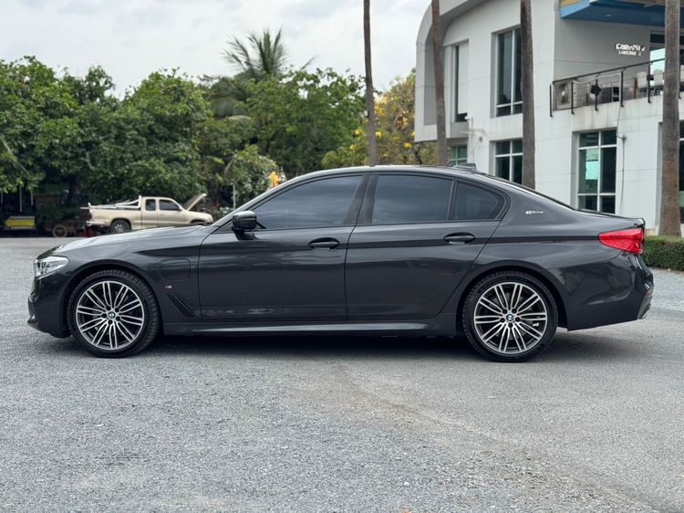 BMW Series 5 2019 530e Sedan ปลั๊กอินไฮบริด (PHEV) ไม่ติดแก๊ส เกียร์อัตโนมัติ เทา รูปที่ 3