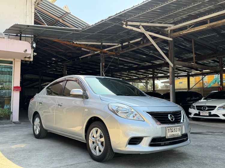 รถ Nissan Almera 1.2 V สี บรอนซ์เงิน