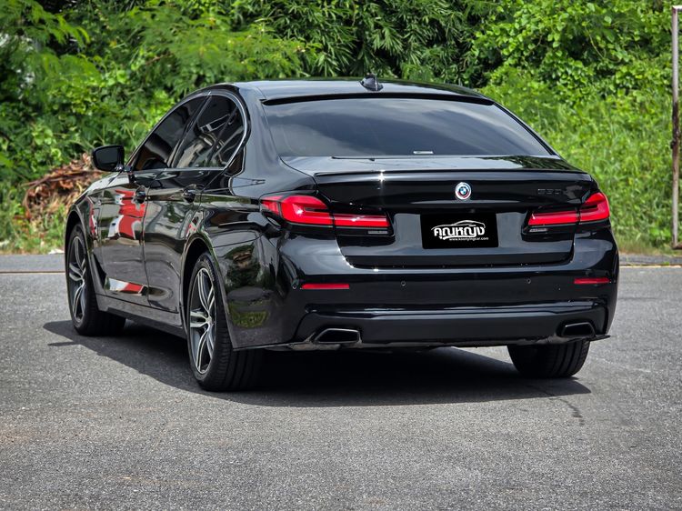 BMW Series 5 2022 530e Sedan ปลั๊กอินไฮบริด (PHEV) ไม่ติดแก๊ส เกียร์อัตโนมัติ ดำ รูปที่ 2