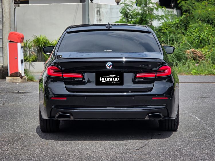 BMW Series 5 2022 530e Sedan ปลั๊กอินไฮบริด (PHEV) ไม่ติดแก๊ส เกียร์อัตโนมัติ ดำ รูปที่ 4