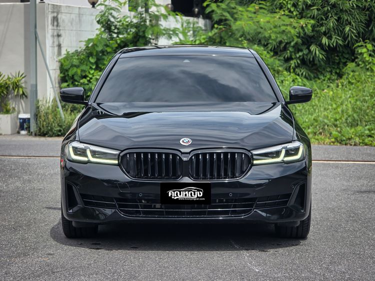 BMW Series 5 2022 530e Sedan ปลั๊กอินไฮบริด (PHEV) ไม่ติดแก๊ส เกียร์อัตโนมัติ ดำ รูปที่ 3
