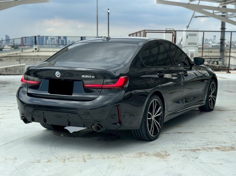 BMW Series 3 2022 330e Sedan ปลั๊กอินไฮบริด (PHEV) ไม่ติดแก๊ส เกียร์อัตโนมัติ ดำ รูปที่ 2